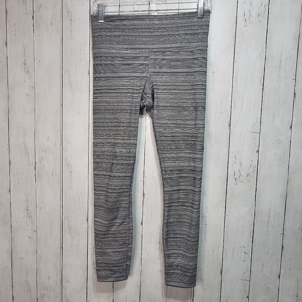 Athleta Women's Gray Striped Jacquard Chaturanga 7/8 Tights Leggings Size Small.